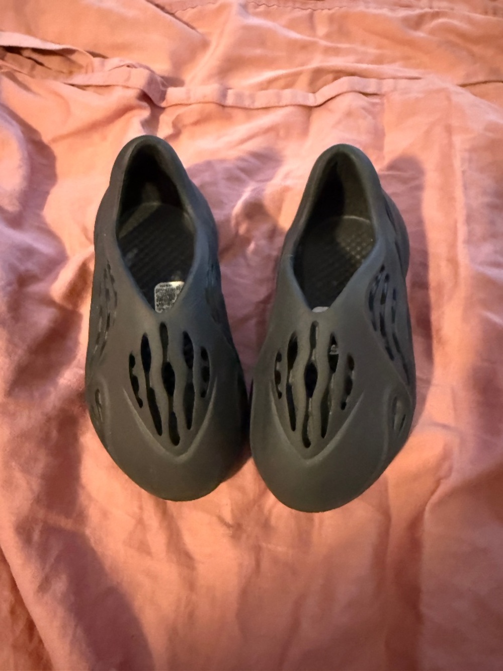 Kids Black toddler Yeezy size 6